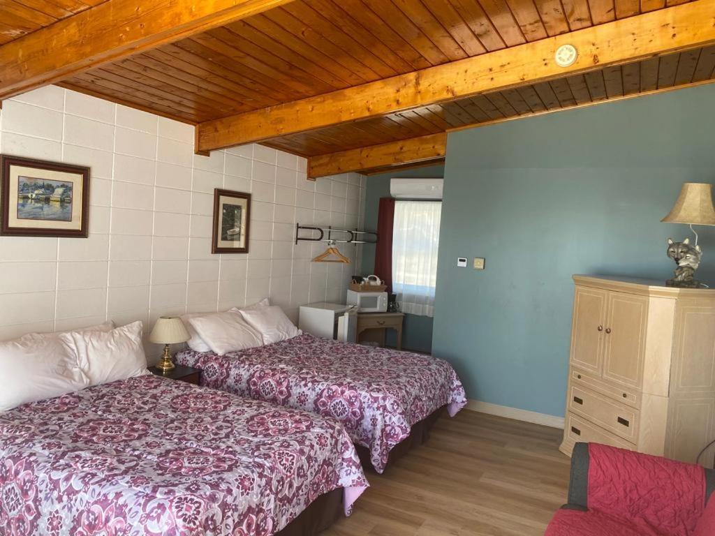 Huron Sands Motel And Restaurant Providence Bay Esterno foto