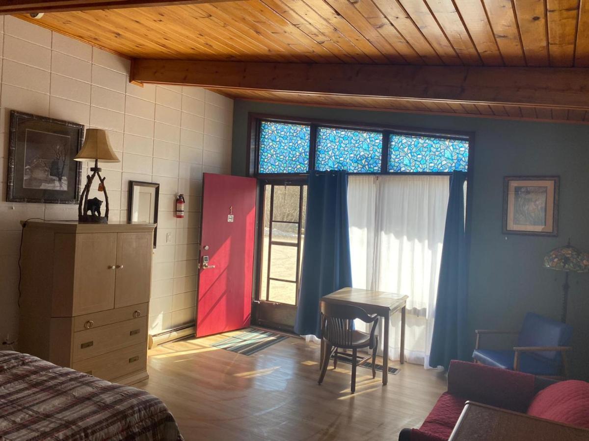 Huron Sands Motel And Restaurant Providence Bay Esterno foto