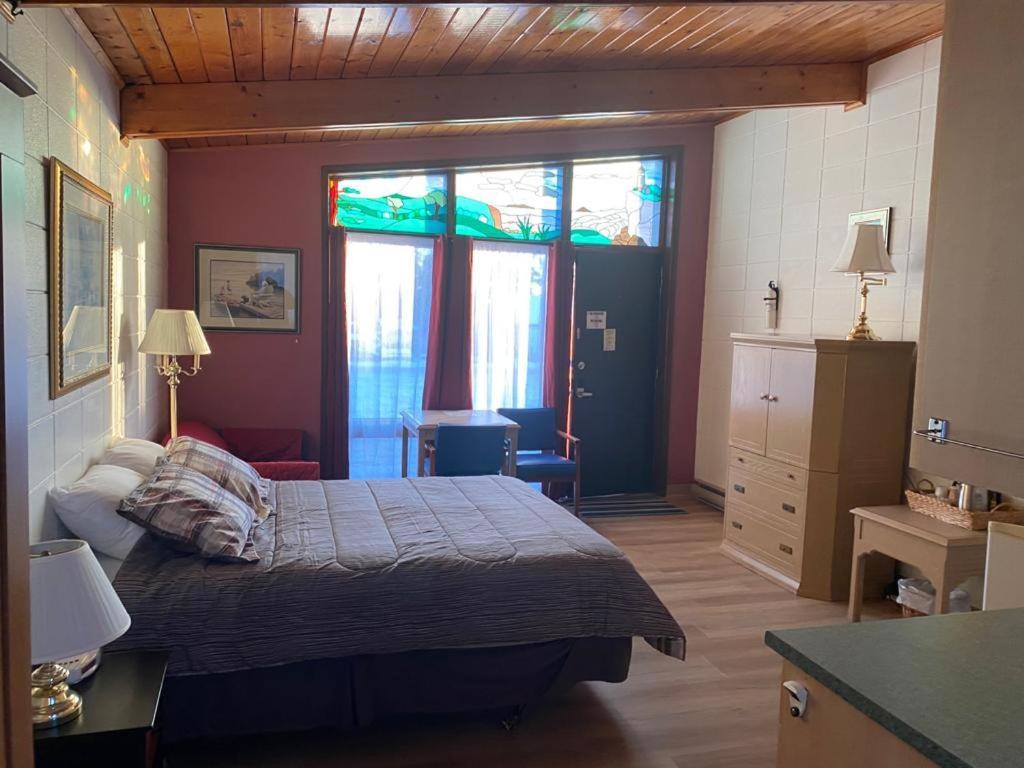 Huron Sands Motel And Restaurant Providence Bay Esterno foto